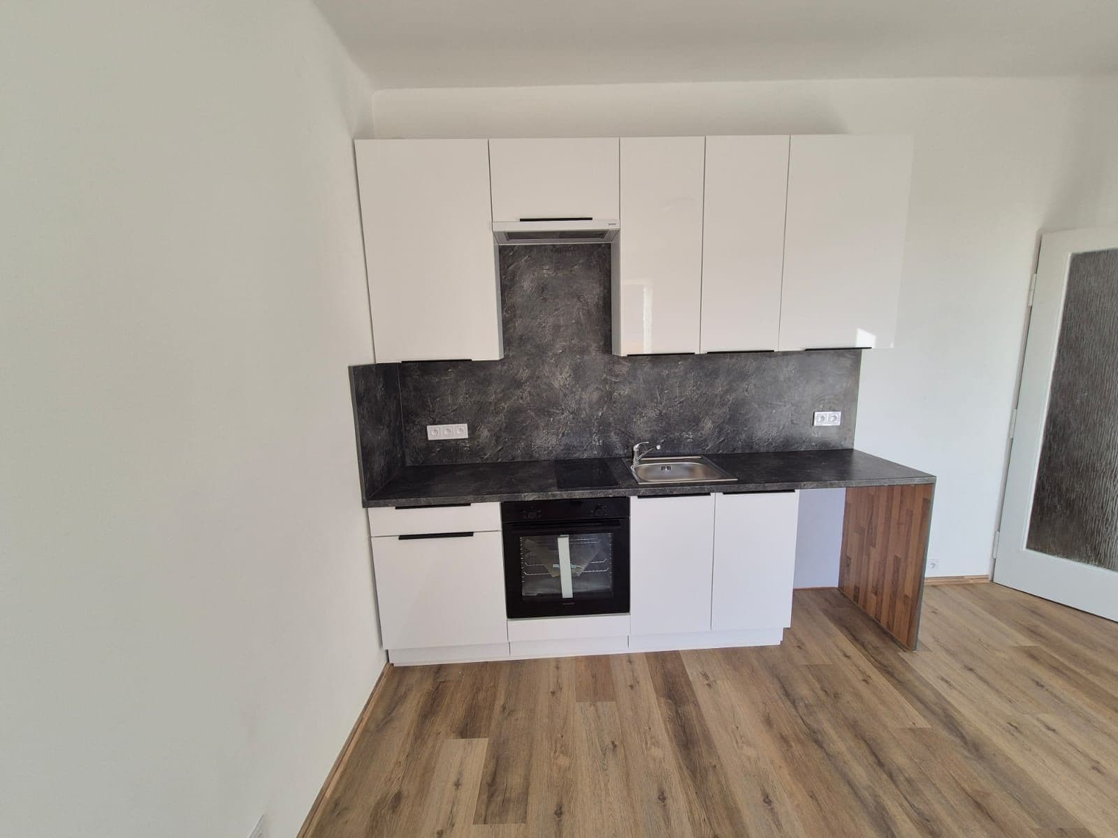 Prenájom bytu 1-izbový 32 m², Žitomírská, Praha, Praha Prenájom bytu 1-izbový 32 m², Žitomírská, Praha, Praha