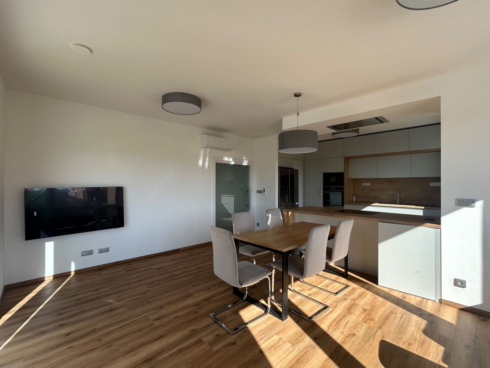 Prenájom bytu 4-izbový 102 m², Libuše Šafránkové, Šlapanice, Jihomoravský kraj Prenájom bytu 4-izbový 102 m², Libuše Šafránkové, Šlapanice, Jihomoravský kraj