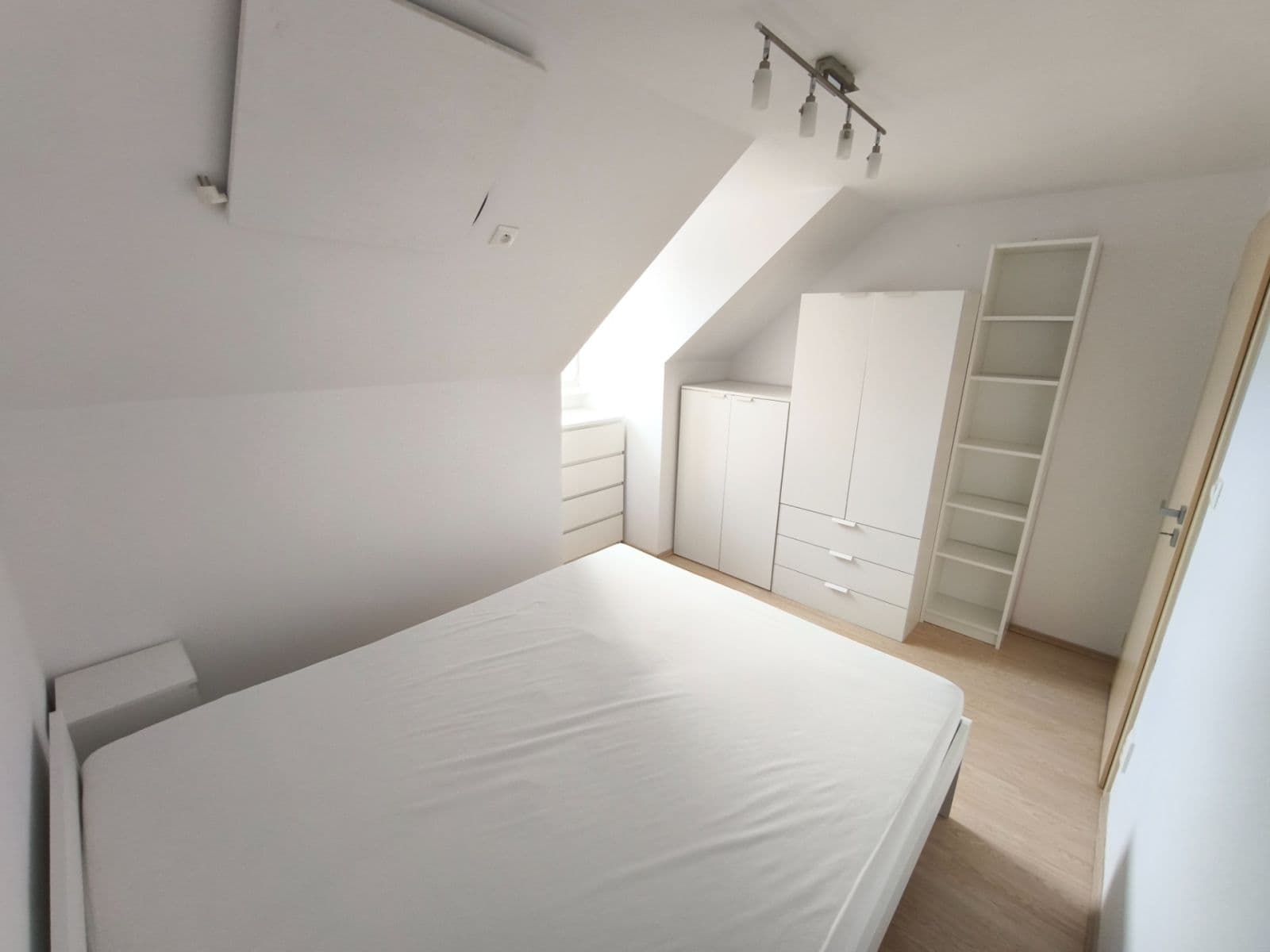 Prenájom bytu 2-izbový 46 m², Račianska, Nové Mesto, Bratislavský kraj Prenájom bytu 2-izbový 46 m², Račianska, Nové Mesto, Bratislavský kraj