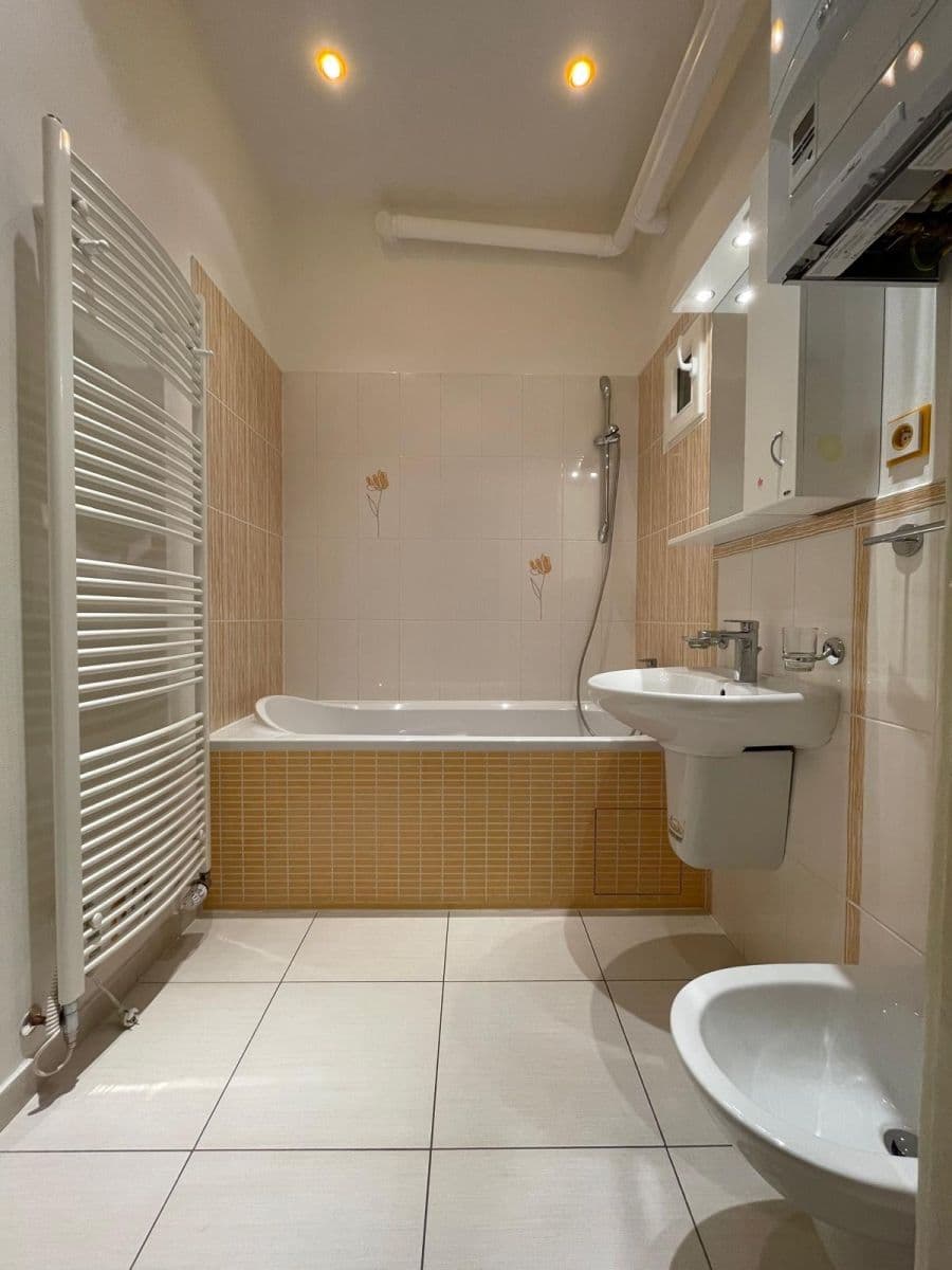 Prenájom bytu 3-izbový 110 m², Lucemburská, Praha, Praha Prenájom bytu 3-izbový 110 m², Lucemburská, Praha, Praha