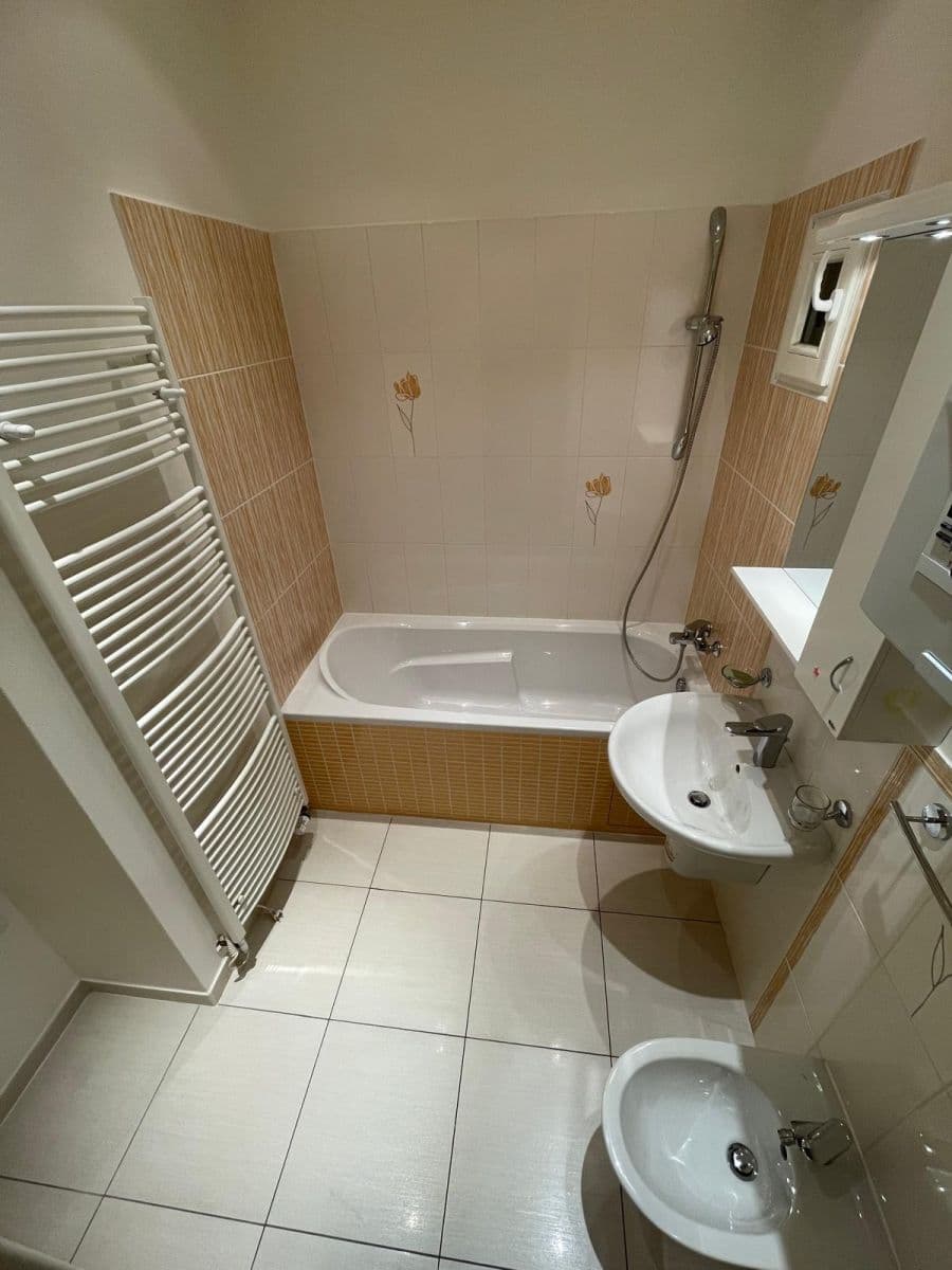 Prenájom bytu 3-izbový 110 m², Lucemburská, Praha, Praha Prenájom bytu 3-izbový 110 m², Lucemburská, Praha, Praha