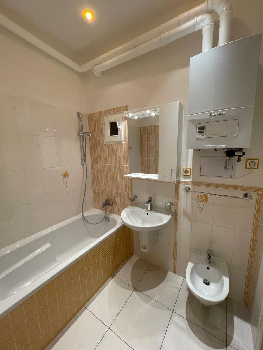 Prenájom bytu 3-izbový 110 m², Lucemburská, Praha, Praha Prenájom bytu 3-izbový 110 m², Lucemburská, Praha, Praha