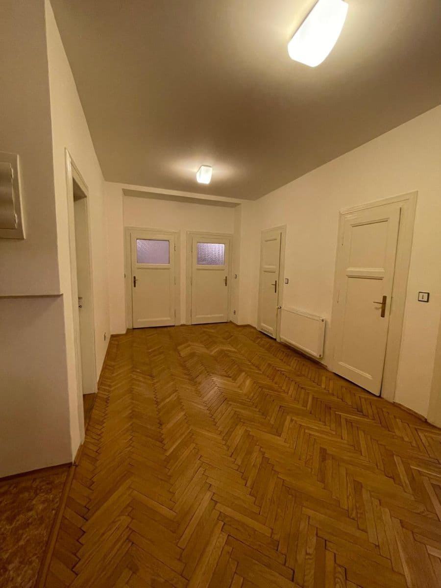 Prenájom bytu 3-izbový 110 m², Lucemburská, Praha, Praha Prenájom bytu 3-izbový 110 m², Lucemburská, Praha, Praha