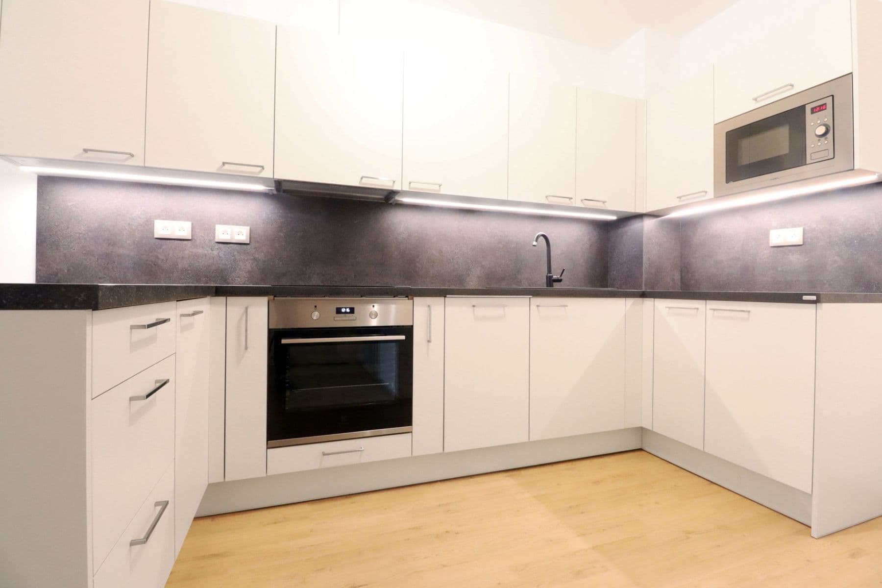 Prenájom bytu 2-izbový 53 m², Velvarská, Horoměřice, Středočeský kraj Prenájom bytu 2-izbový 53 m², Velvarská, Horoměřice, Středočeský kraj