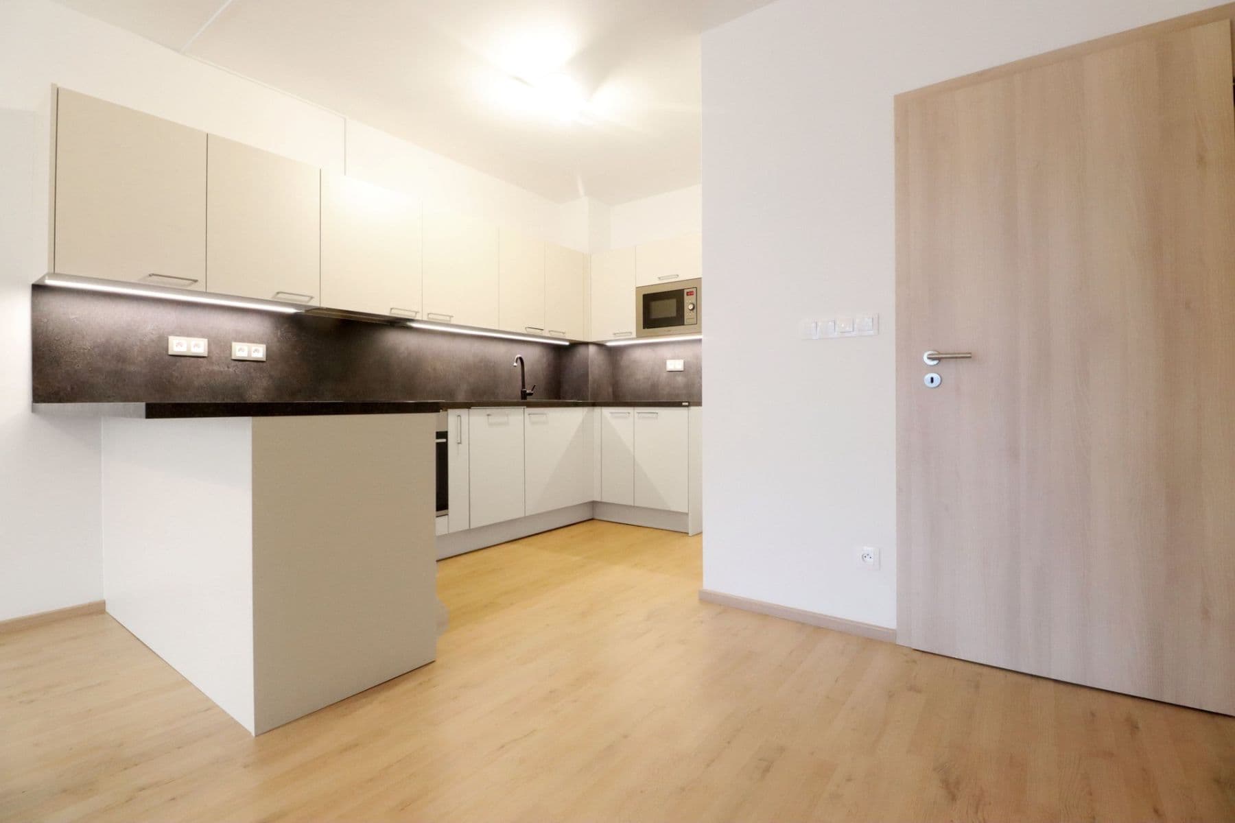Prenájom bytu 2-izbový 53 m², Velvarská, Horoměřice, Středočeský kraj Prenájom bytu 2-izbový 53 m², Velvarská, Horoměřice, Středočeský kraj