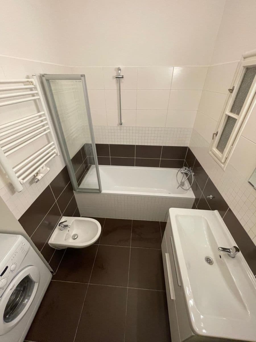 Prenájom bytu 3-izbový 110 m², Lucemburská, Praha, Praha Prenájom bytu 3-izbový 110 m², Lucemburská, Praha, Praha