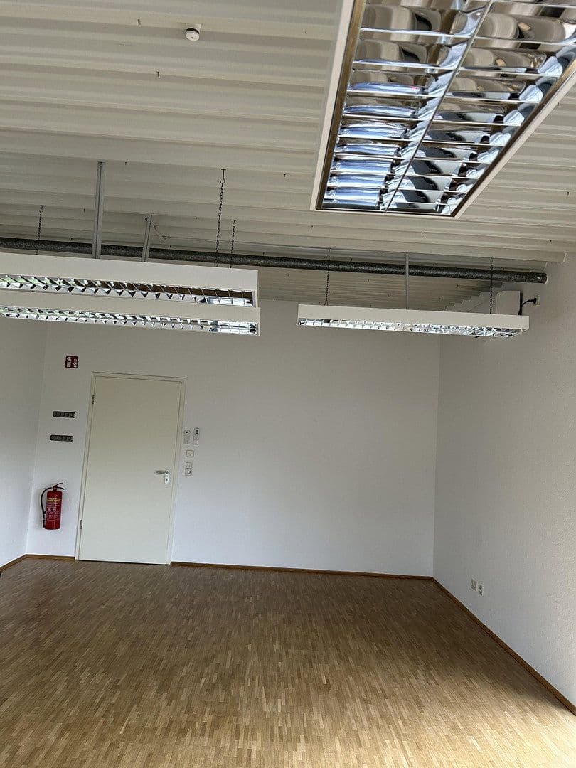 Prenájom kancelárie 130 m², Carl Zeiss Str. 8, Bad Camberg, Hesensko Prenájom kancelárie 130 m², Carl Zeiss Str. 8, Bad Camberg, Hesensko