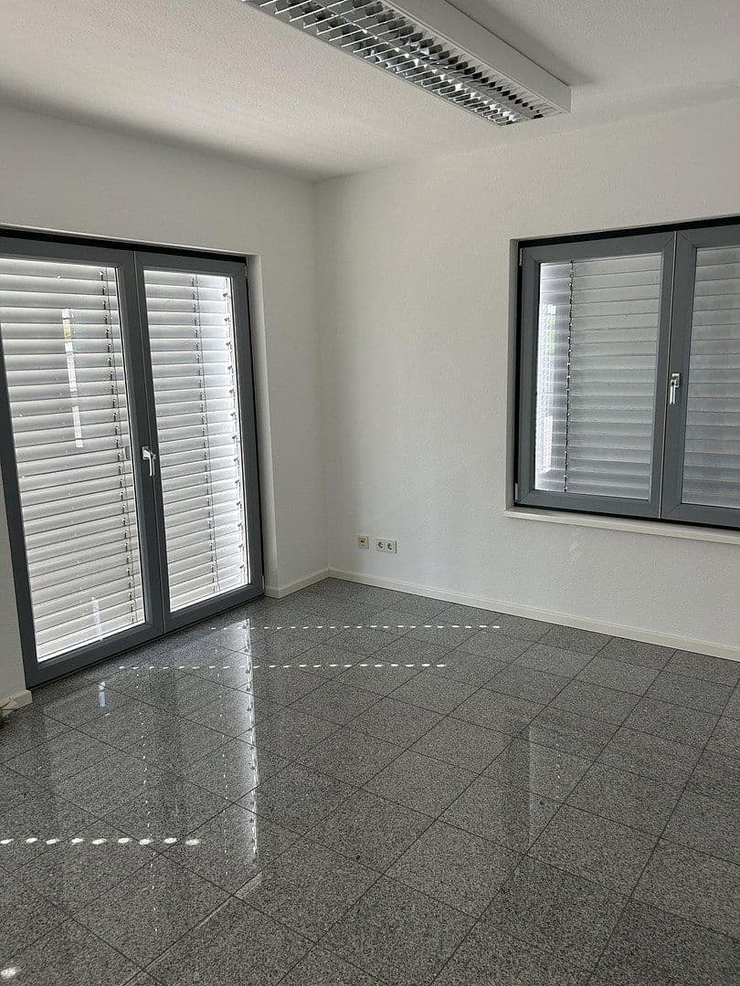Prenájom kancelárie 130 m², Carl Zeiss Str. 8, Bad Camberg, Hesensko Prenájom kancelárie 130 m², Carl Zeiss Str. 8, Bad Camberg, Hesensko