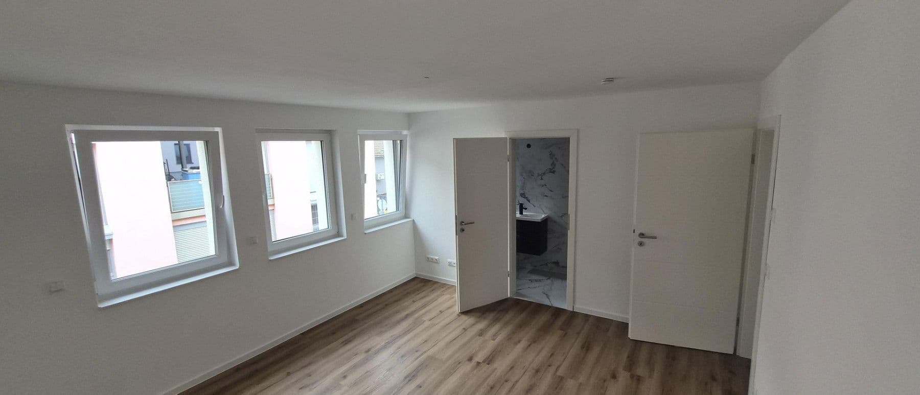 Prenájom bytu 4-izbový 109 m², Frankfurt am Main, Hesensko Prenájom bytu 4-izbový 109 m², Frankfurt am Main, Hesensko