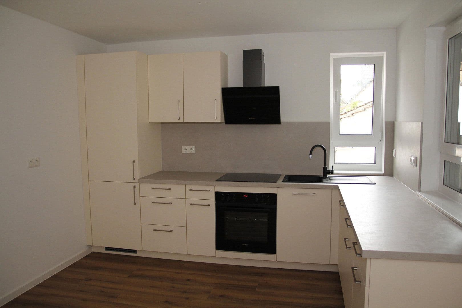 Prenájom bytu 4-izbový 109 m², Frankfurt am Main, Hesensko Prenájom bytu 4-izbový 109 m², Frankfurt am Main, Hesensko
