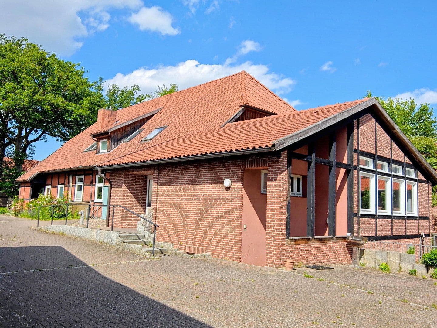 Predaj domu 350 m², pozemok 2.500 m², Soltauer Straße 19, Uelzen, Dolné Sasko Predaj domu 350 m², pozemok 2.500 m², Soltauer Straße 19, Uelzen, Dolné Sasko