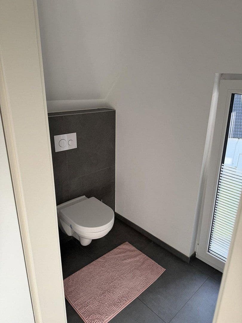 Prenájom bytu 4-izbový 135 m², Am Siefen 54, Solingen, Severné Porýnie - Westfálsko Prenájom bytu 4-izbový 135 m², Am Siefen 54, Solingen, Severné Porýnie - Westfálsko