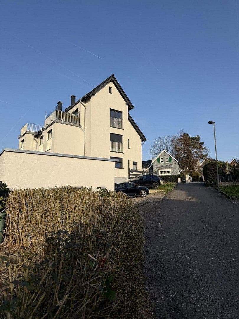 Prenájom bytu 4-izbový 135 m², Am Siefen 54, Solingen, Severné Porýnie - Westfálsko Prenájom bytu 4-izbový 135 m², Am Siefen 54, Solingen, Severné Porýnie - Westfálsko