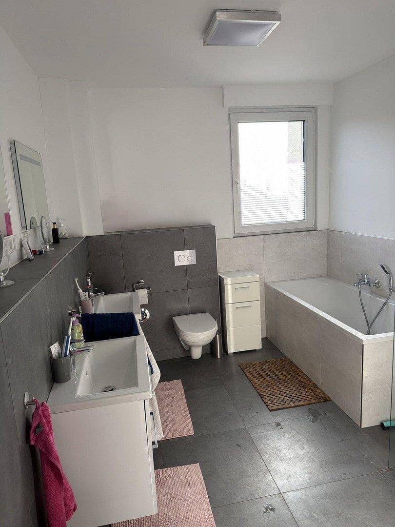 Prenájom bytu 4-izbový 135 m², Am Siefen 54, Solingen, Severné Porýnie - Westfálsko Prenájom bytu 4-izbový 135 m², Am Siefen 54, Solingen, Severné Porýnie - Westfálsko