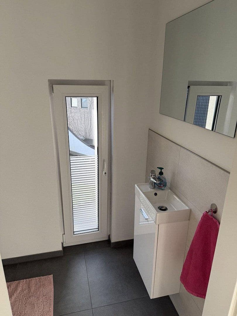 Prenájom bytu 4-izbový 135 m², Am Siefen 54, Solingen, Severné Porýnie - Westfálsko Prenájom bytu 4-izbový 135 m², Am Siefen 54, Solingen, Severné Porýnie - Westfálsko