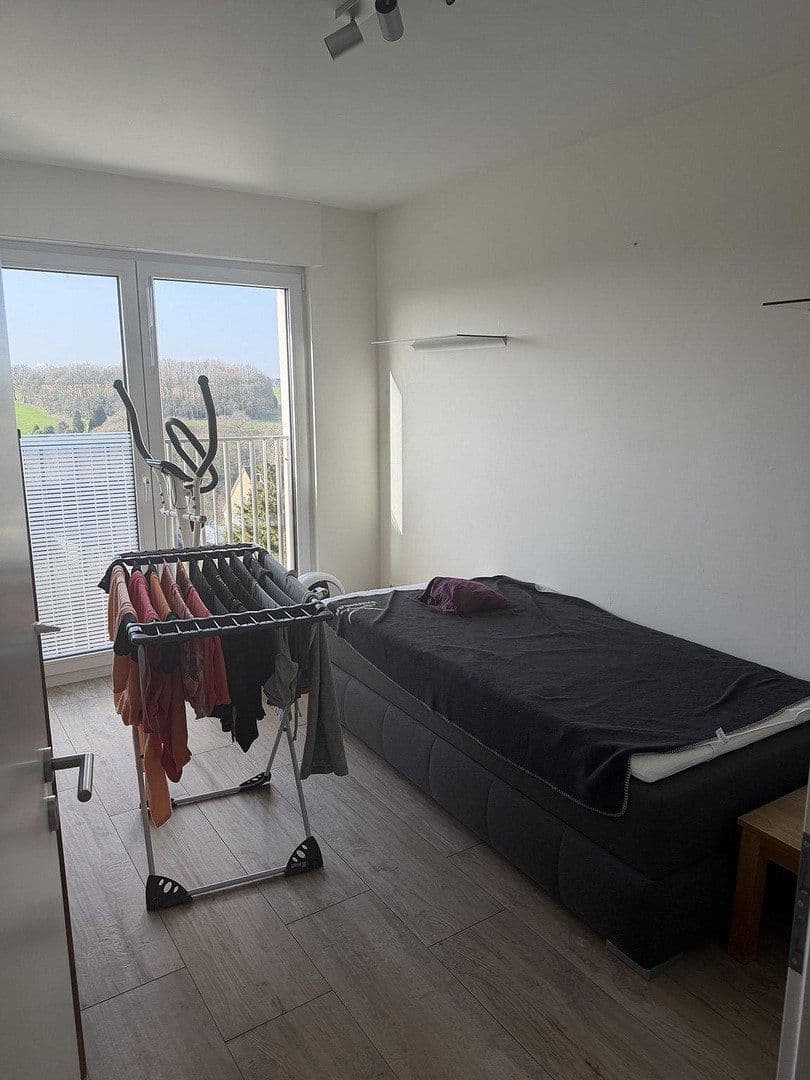 Prenájom bytu 4-izbový 135 m², Am Siefen 54, Solingen, Severné Porýnie - Westfálsko Prenájom bytu 4-izbový 135 m², Am Siefen 54, Solingen, Severné Porýnie - Westfálsko