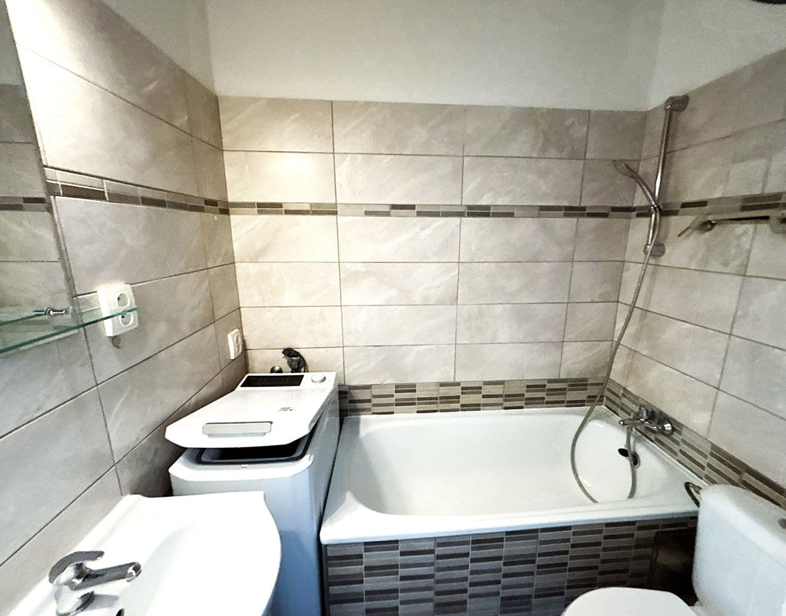 Prenájom bytu 1-izbový 40 m², Pernerova, Praha, Praha Prenájom bytu 1-izbový 40 m², Pernerova, Praha, Praha