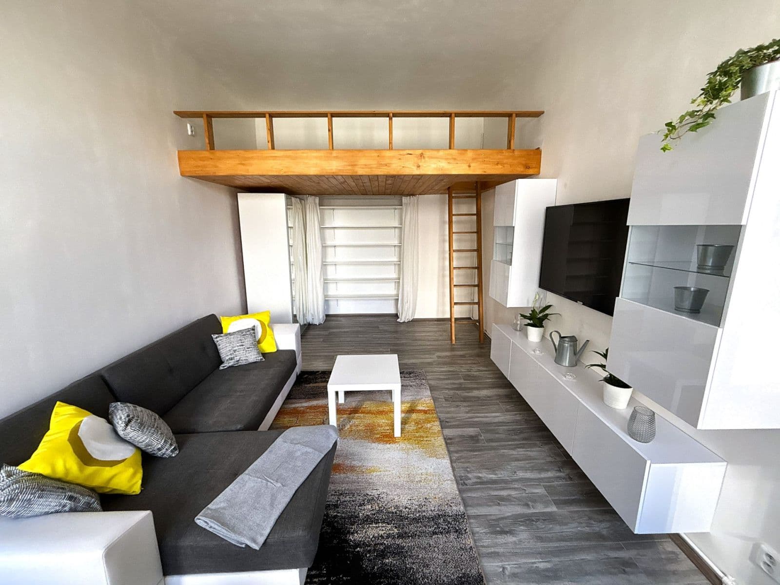 Prenájom bytu 1-izbový 40 m², Pernerova, Praha, Praha Prenájom bytu 1-izbový 40 m², Pernerova, Praha, Praha