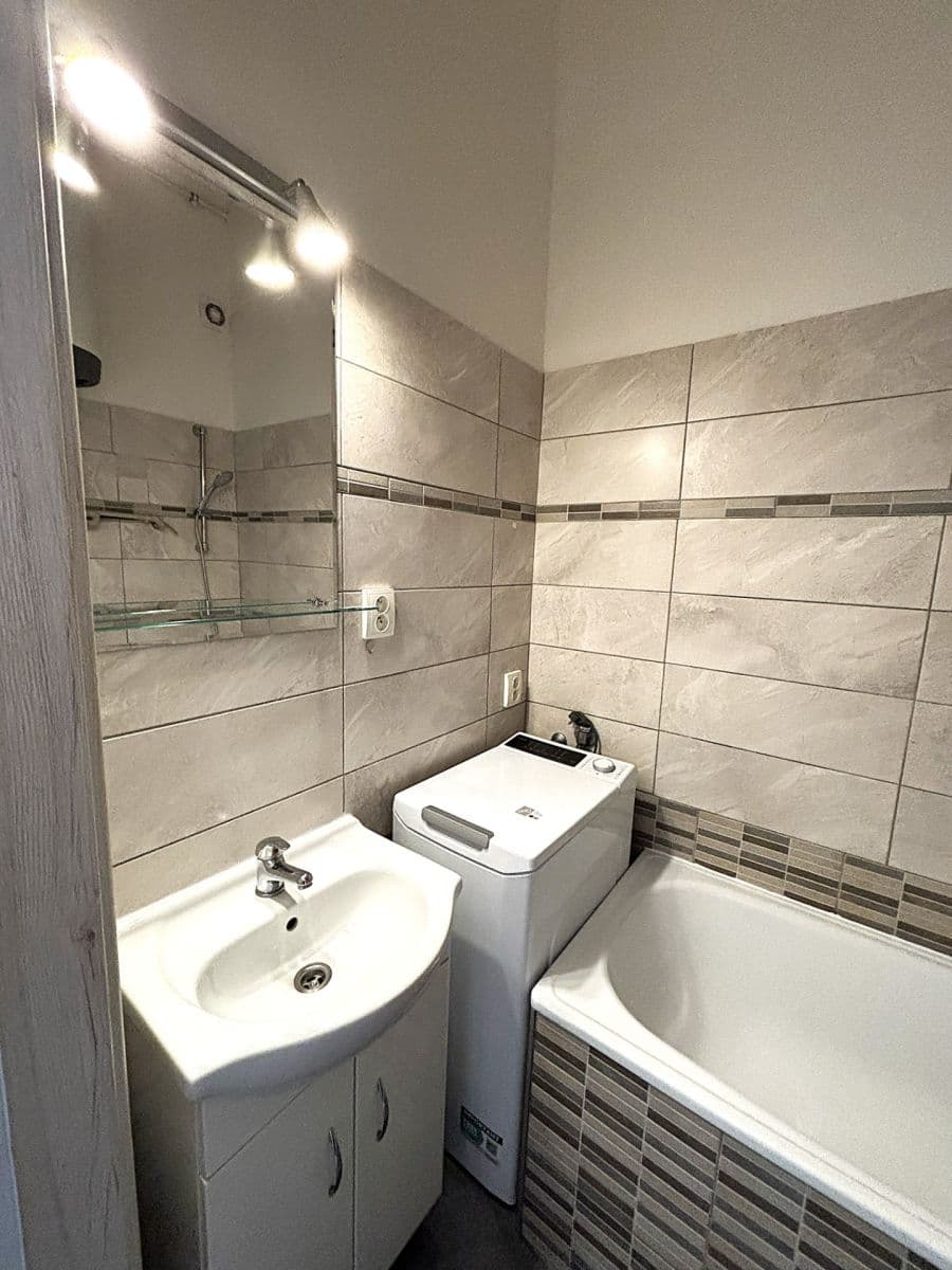 Prenájom bytu 1-izbový 40 m², Pernerova, Praha, Praha Prenájom bytu 1-izbový 40 m², Pernerova, Praha, Praha
