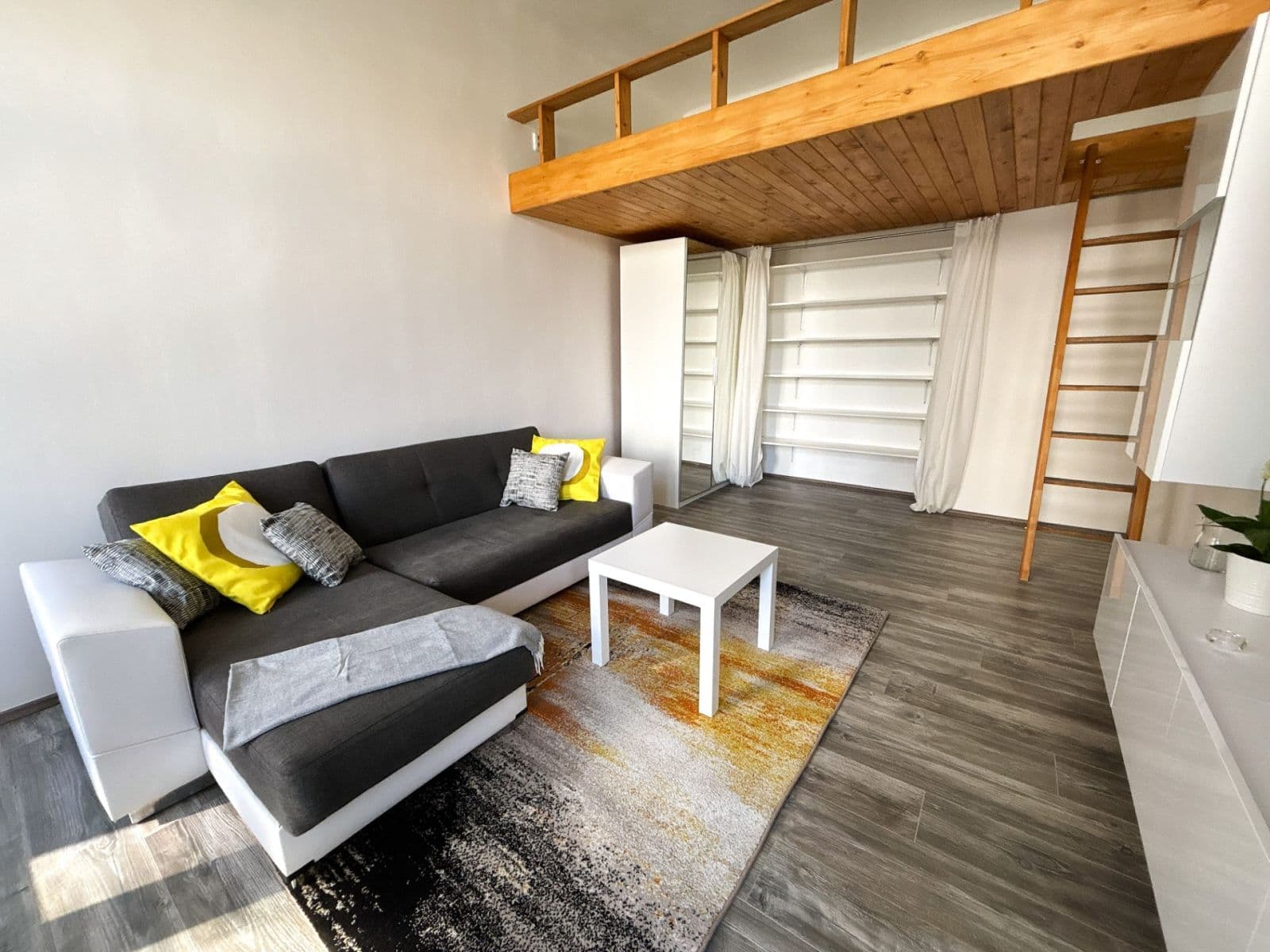 Prenájom bytu 1-izbový 40 m², Pernerova, Praha, Praha Prenájom bytu 1-izbový 40 m², Pernerova, Praha, Praha