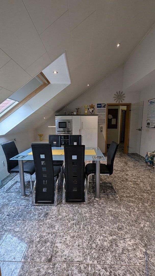 Prenájom bytu 4-izbový 186 m², Flörsheim-Dalsheim, Porýnie-Falcko Prenájom bytu 4-izbový 186 m², Flörsheim-Dalsheim, Porýnie-Falcko