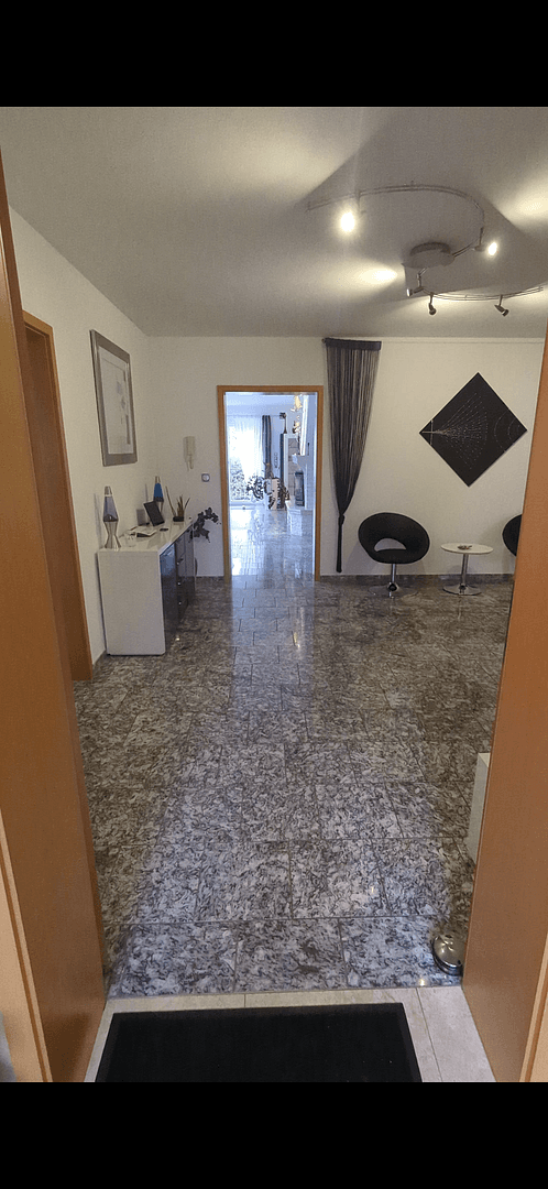Prenájom bytu 4-izbový 186 m², Flörsheim-Dalsheim, Porýnie-Falcko Prenájom bytu 4-izbový 186 m², Flörsheim-Dalsheim, Porýnie-Falcko