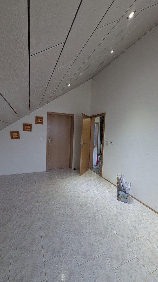 Prenájom bytu 4-izbový 186 m², Flörsheim-Dalsheim, Porýnie-Falcko Prenájom bytu 4-izbový 186 m², Flörsheim-Dalsheim, Porýnie-Falcko