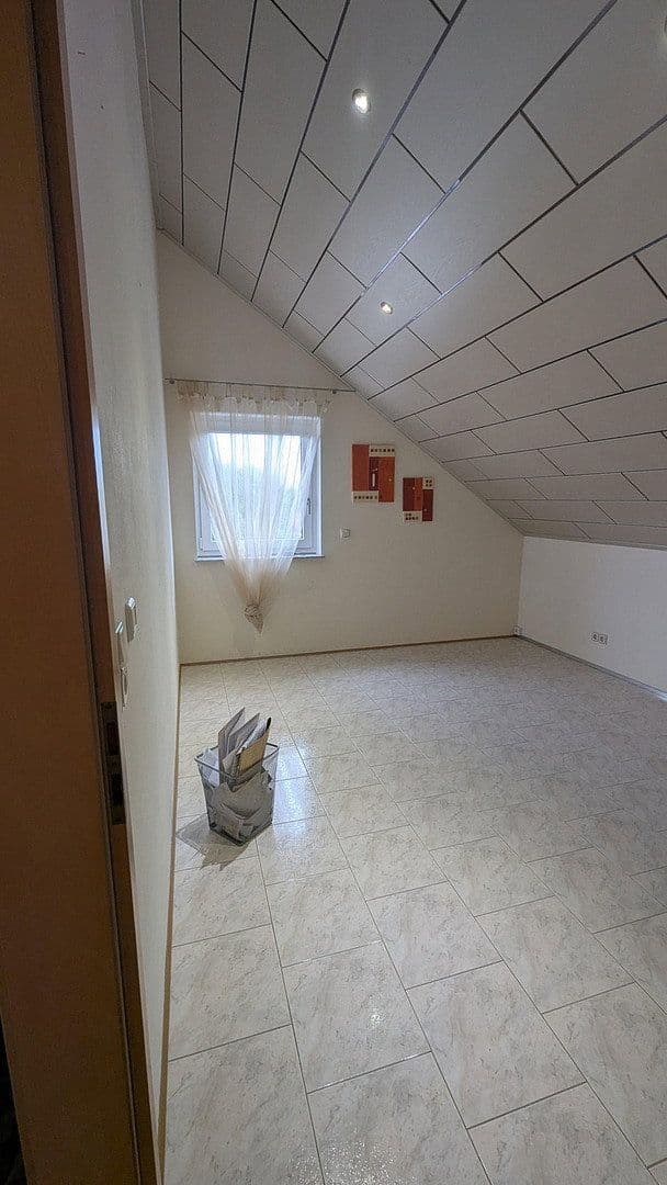Prenájom bytu 4-izbový 186 m², Flörsheim-Dalsheim, Porýnie-Falcko Prenájom bytu 4-izbový 186 m², Flörsheim-Dalsheim, Porýnie-Falcko