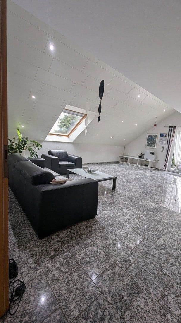 Prenájom bytu 4-izbový 186 m², Flörsheim-Dalsheim, Porýnie-Falcko Prenájom bytu 4-izbový 186 m², Flörsheim-Dalsheim, Porýnie-Falcko