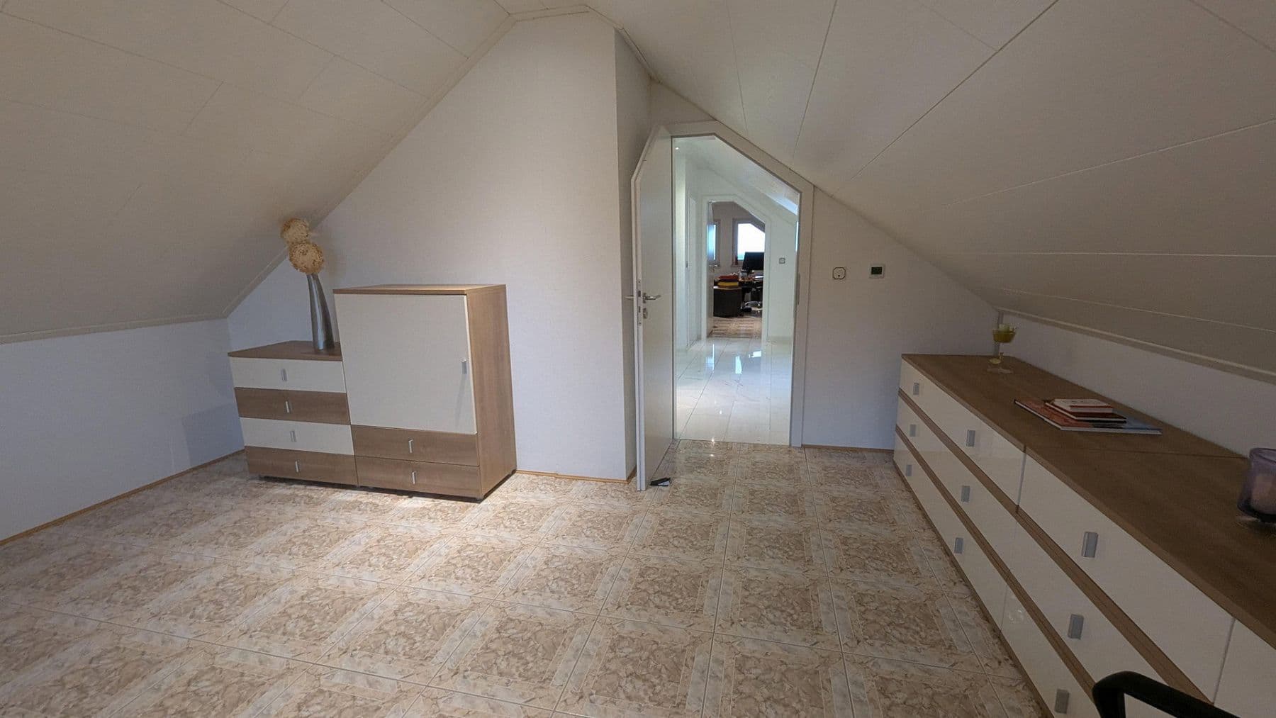 Prenájom bytu 4-izbový 186 m², Flörsheim-Dalsheim, Porýnie-Falcko Prenájom bytu 4-izbový 186 m², Flörsheim-Dalsheim, Porýnie-Falcko