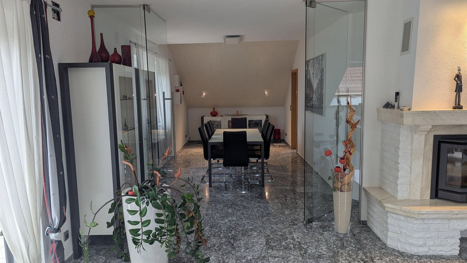 Prenájom bytu 4-izbový 186 m², Flörsheim-Dalsheim, Porýnie-Falcko Prenájom bytu 4-izbový 186 m², Flörsheim-Dalsheim, Porýnie-Falcko