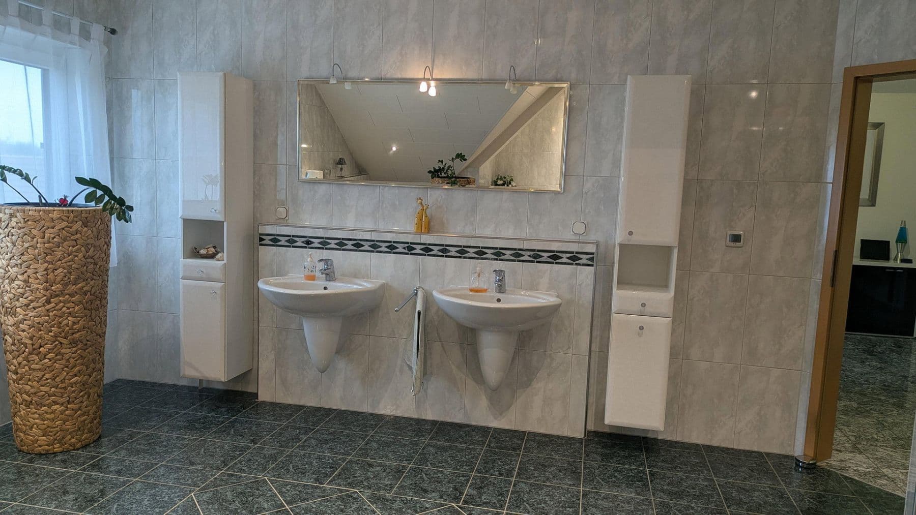 Prenájom bytu 4-izbový 186 m², Flörsheim-Dalsheim, Porýnie-Falcko Prenájom bytu 4-izbový 186 m², Flörsheim-Dalsheim, Porýnie-Falcko