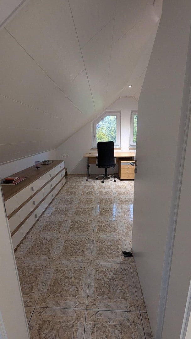 Prenájom bytu 4-izbový 186 m², Flörsheim-Dalsheim, Porýnie-Falcko Prenájom bytu 4-izbový 186 m², Flörsheim-Dalsheim, Porýnie-Falcko