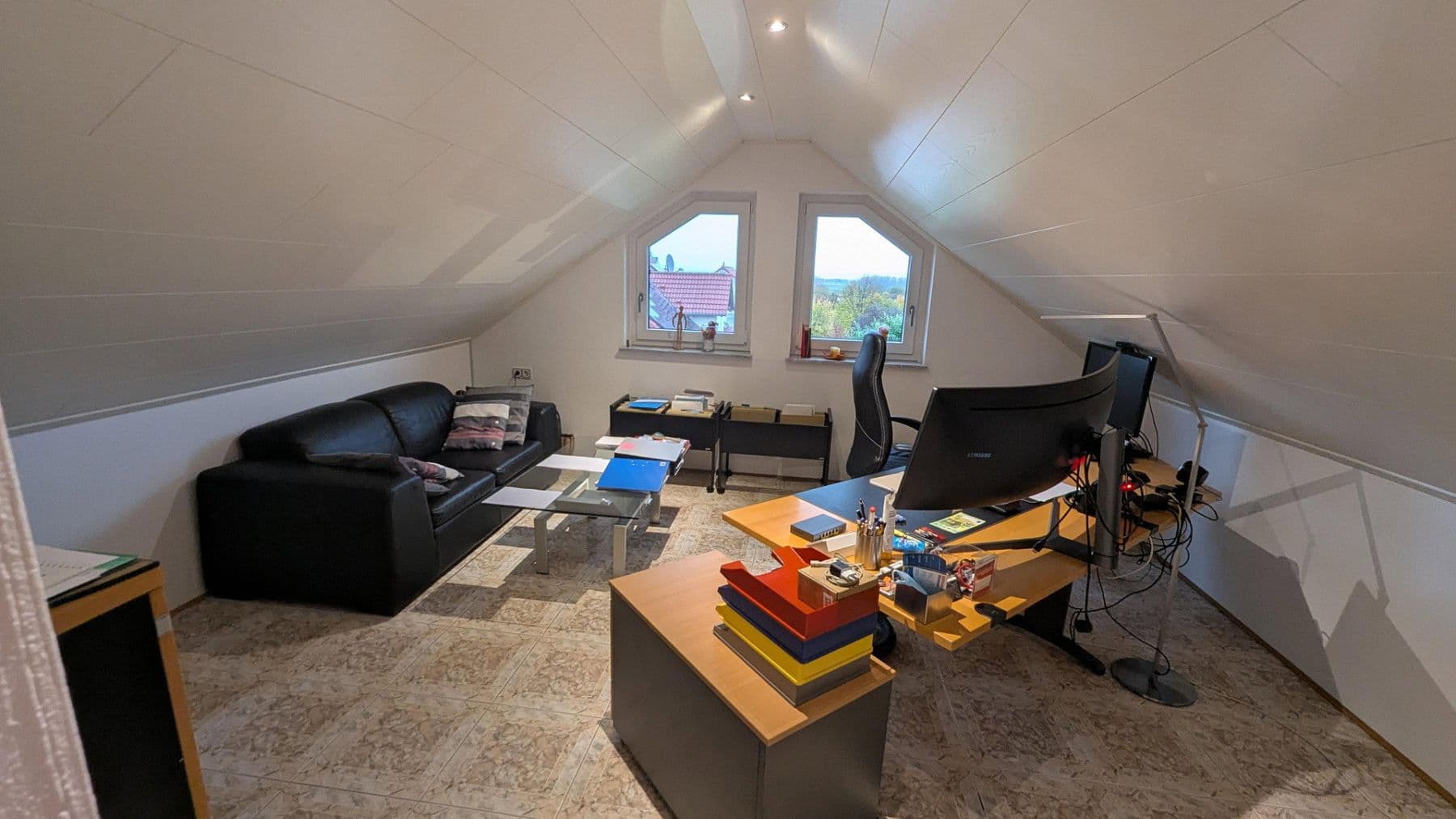 Prenájom bytu 4-izbový 186 m², Flörsheim-Dalsheim, Porýnie-Falcko Prenájom bytu 4-izbový 186 m², Flörsheim-Dalsheim, Porýnie-Falcko