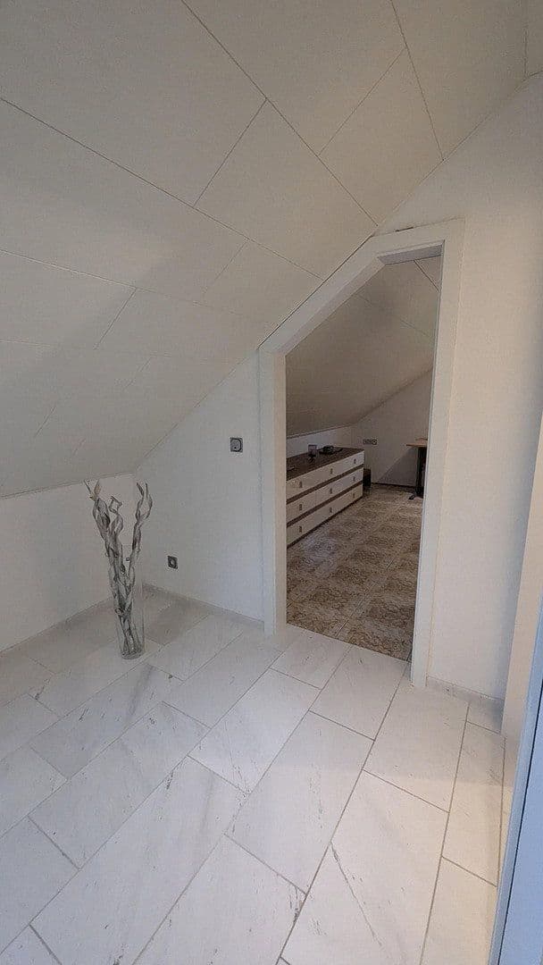 Prenájom bytu 4-izbový 186 m², Flörsheim-Dalsheim, Porýnie-Falcko Prenájom bytu 4-izbový 186 m², Flörsheim-Dalsheim, Porýnie-Falcko