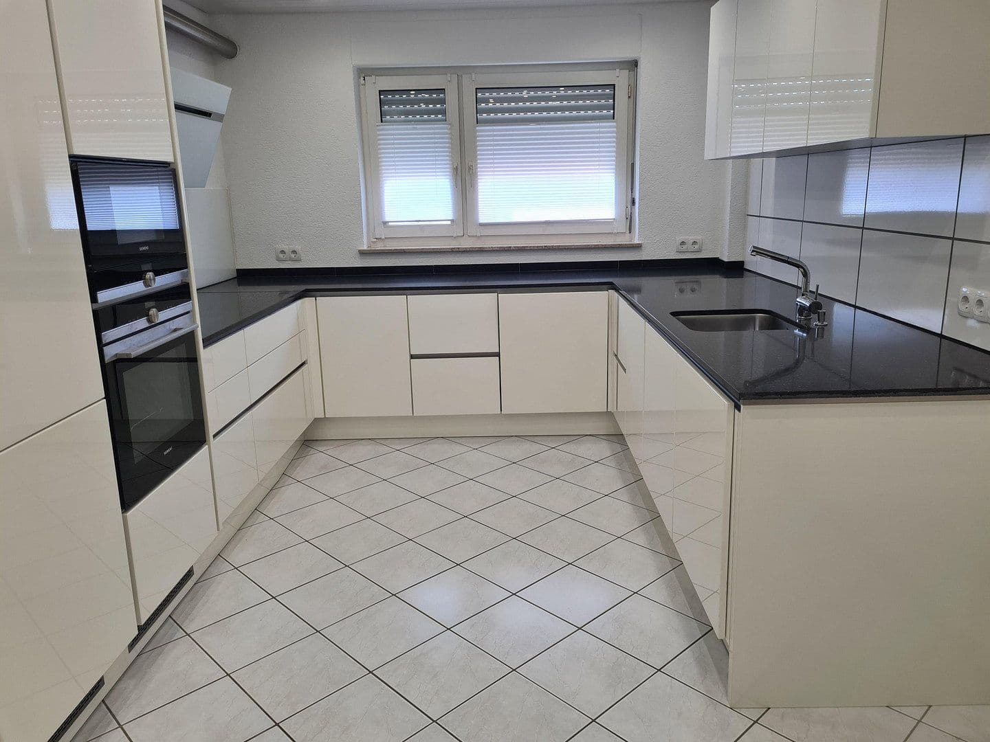 Prenájom bytu 4-izbový 115 m², Fellbach, Bádensko-Wurttembersko Prenájom bytu 4-izbový 115 m², Fellbach, Bádensko-Wurttembersko