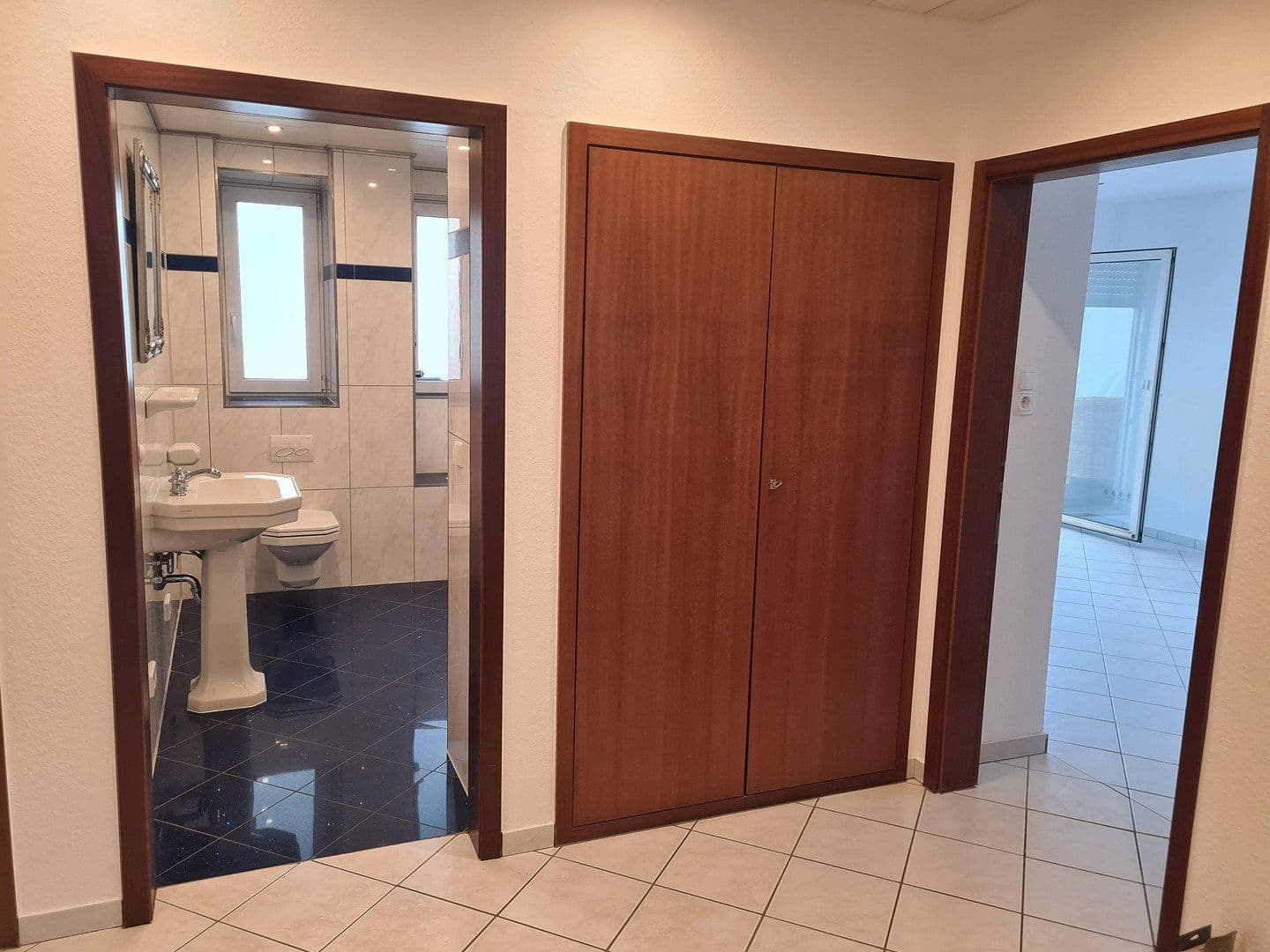 Prenájom bytu 4-izbový 115 m², Fellbach, Bádensko-Wurttembersko Prenájom bytu 4-izbový 115 m², Fellbach, Bádensko-Wurttembersko