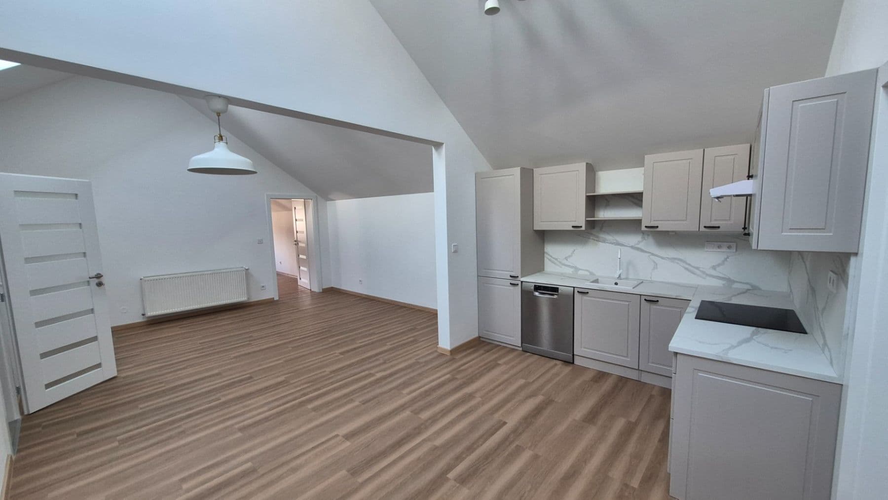 Prenájom bytu 4-izbový 155 m², Jednostranná, Praha, Praha Prenájom bytu 4-izbový 155 m², Jednostranná, Praha, Praha
