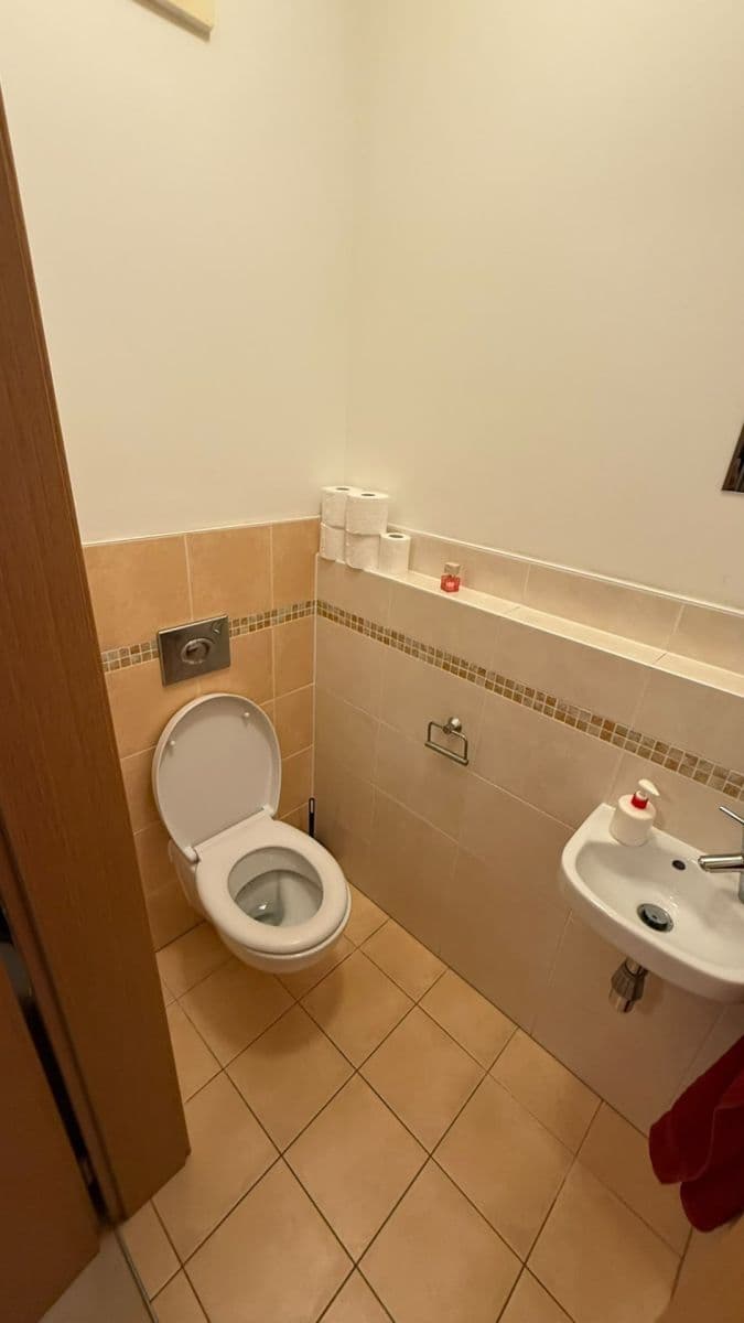 Prenájom bytu 3-izbový 75 m², Lovčenská, Praha, Praha Prenájom bytu 3-izbový 75 m², Lovčenská, Praha, Praha