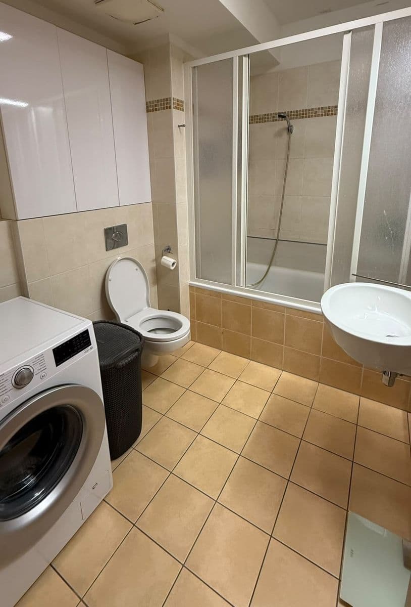 Prenájom bytu 3-izbový 75 m², Lovčenská, Praha, Praha Prenájom bytu 3-izbový 75 m², Lovčenská, Praha, Praha