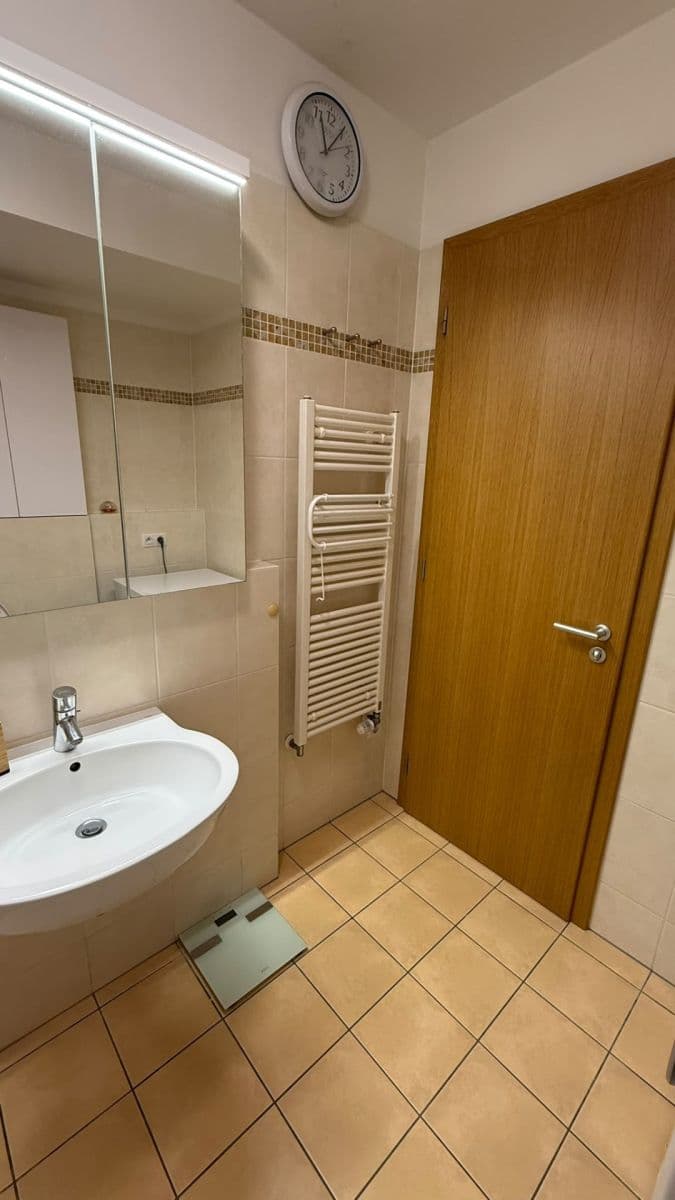 Prenájom bytu 3-izbový 75 m², Lovčenská, Praha, Praha Prenájom bytu 3-izbový 75 m², Lovčenská, Praha, Praha