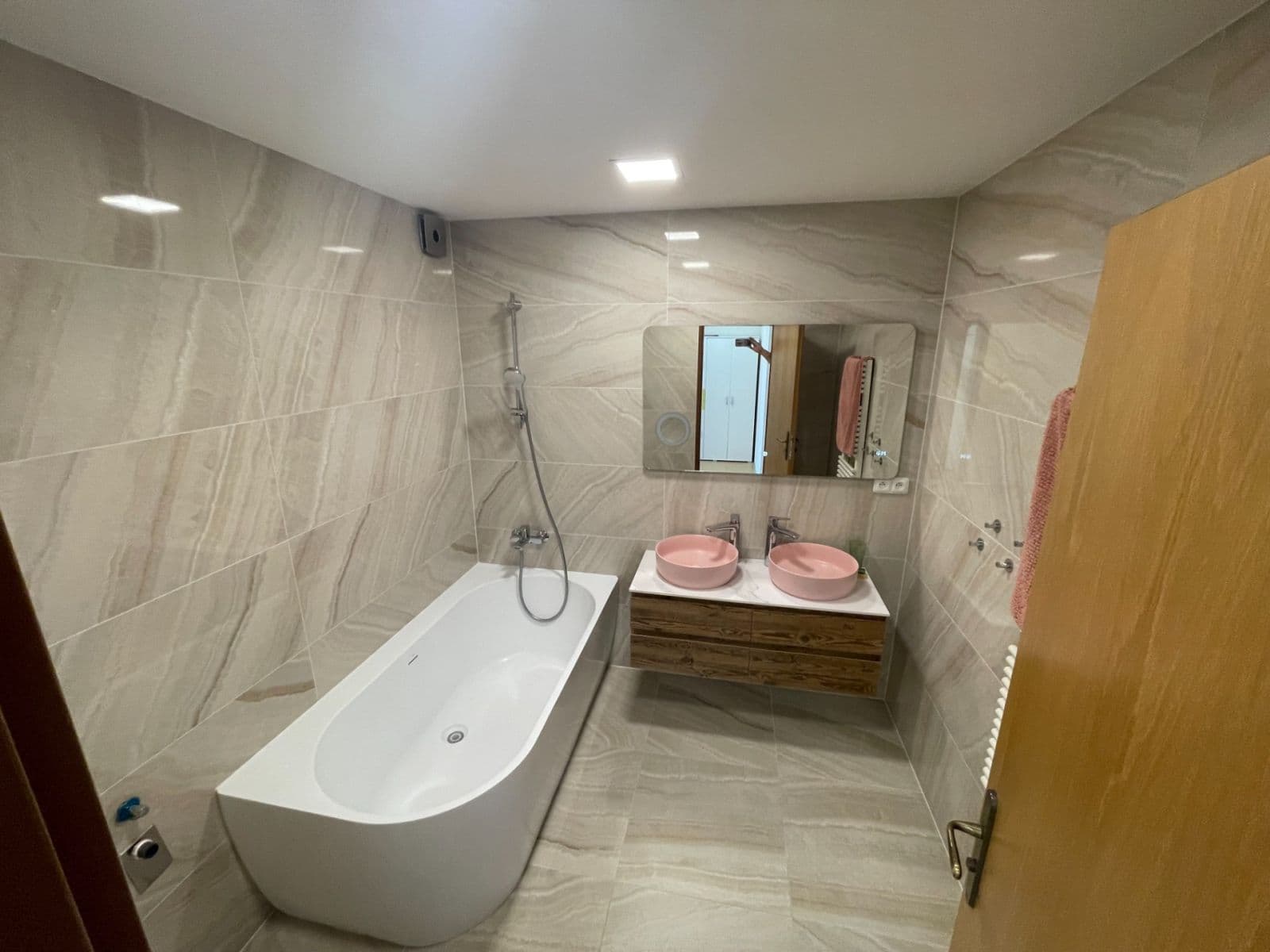 Prenájom bytu 2-izbový 54 m², Ústavní, Praha, Praha Prenájom bytu 2-izbový 54 m², Ústavní, Praha, Praha