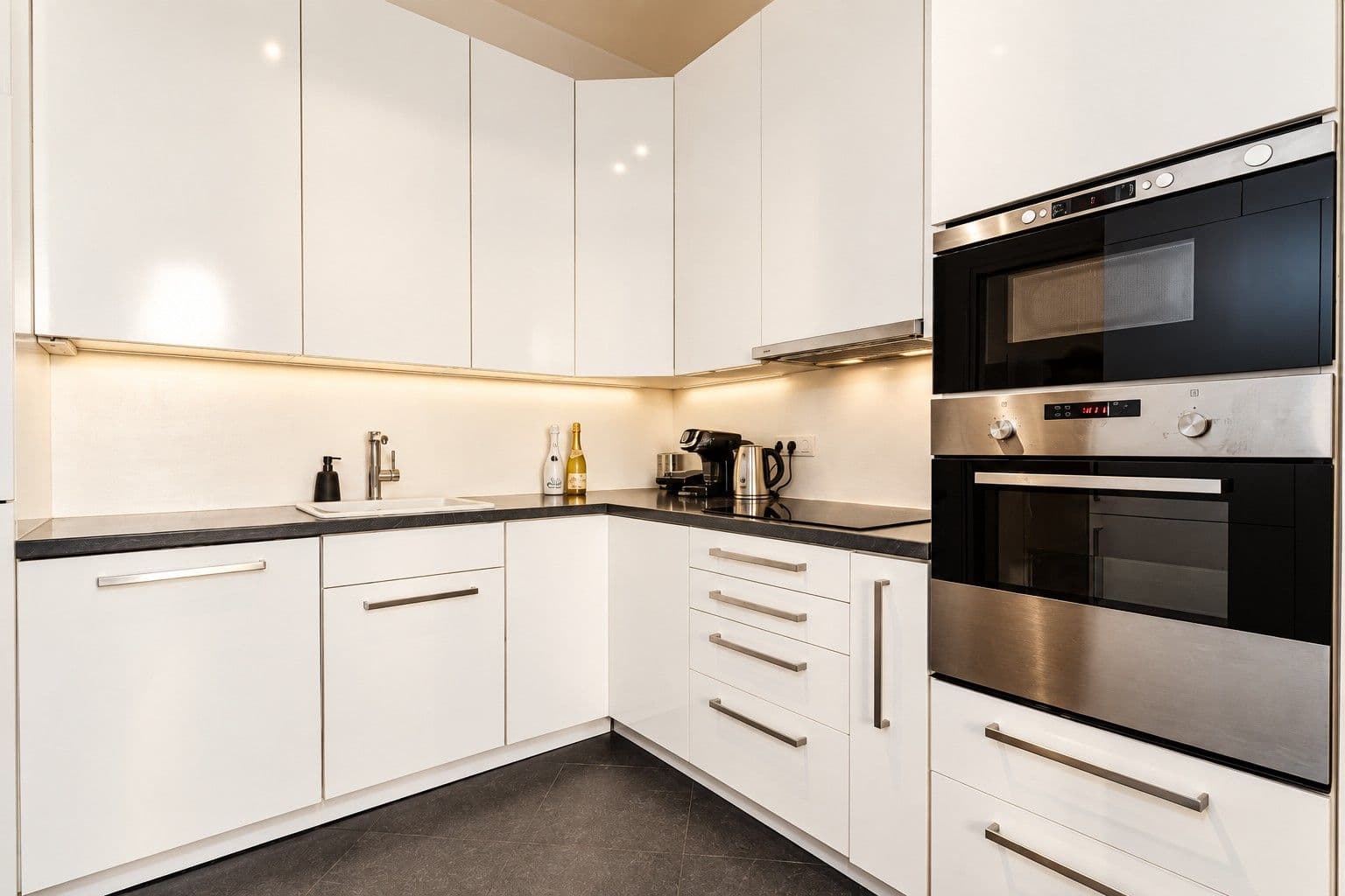 Prenájom bytu 4-izbový 110 m², Vratislavova, Praha, Praha Prenájom bytu 4-izbový 110 m², Vratislavova, Praha, Praha