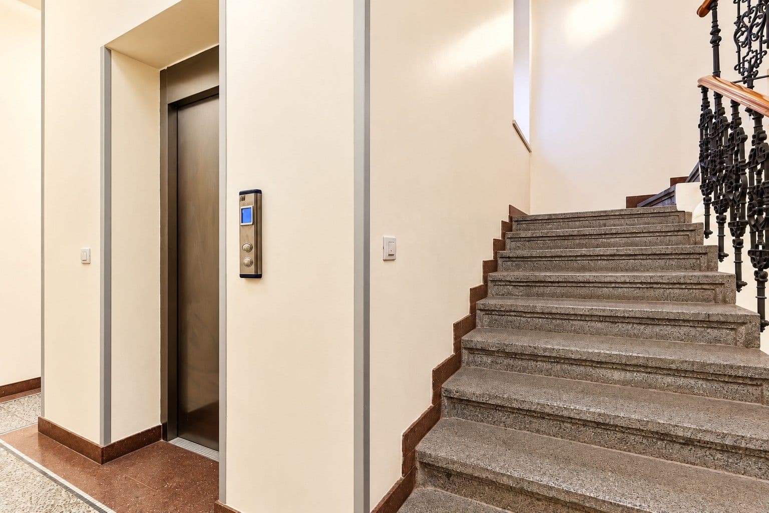 Prenájom bytu 4-izbový 110 m², Vratislavova, Praha, Praha Prenájom bytu 4-izbový 110 m², Vratislavova, Praha, Praha