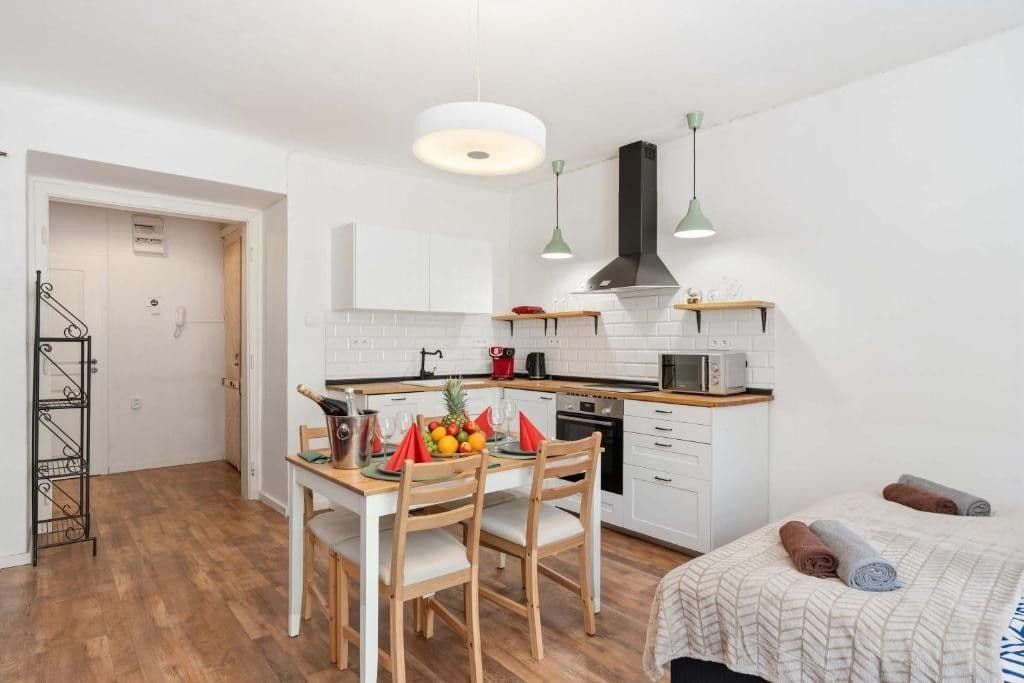 Prenájom bytu 2-izbový 84 m², Moravská, Praha, Praha Prenájom bytu 2-izbový 84 m², Moravská, Praha, Praha