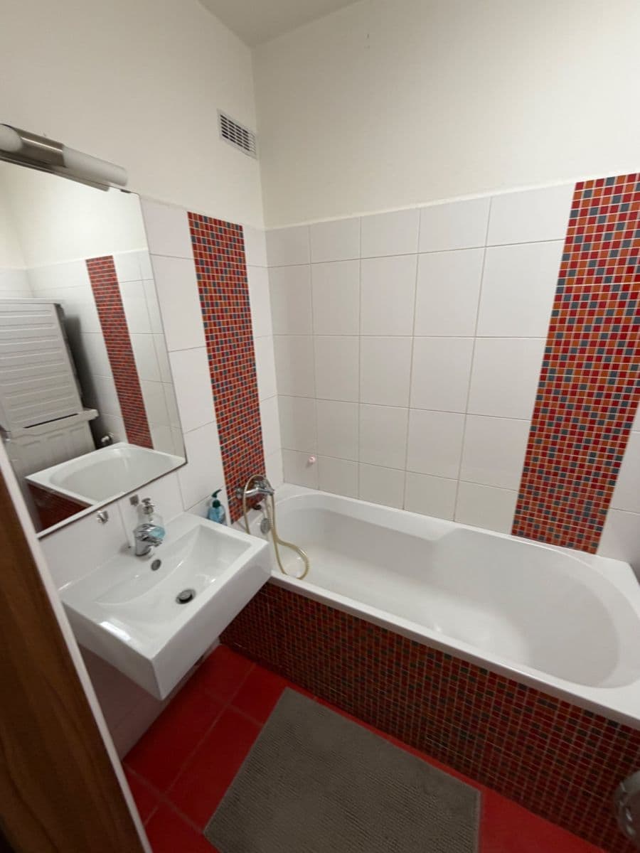 Prenájom bytu 2-izbový 55 m², Podolská, Praha, Praha Prenájom bytu 2-izbový 55 m², Podolská, Praha, Praha