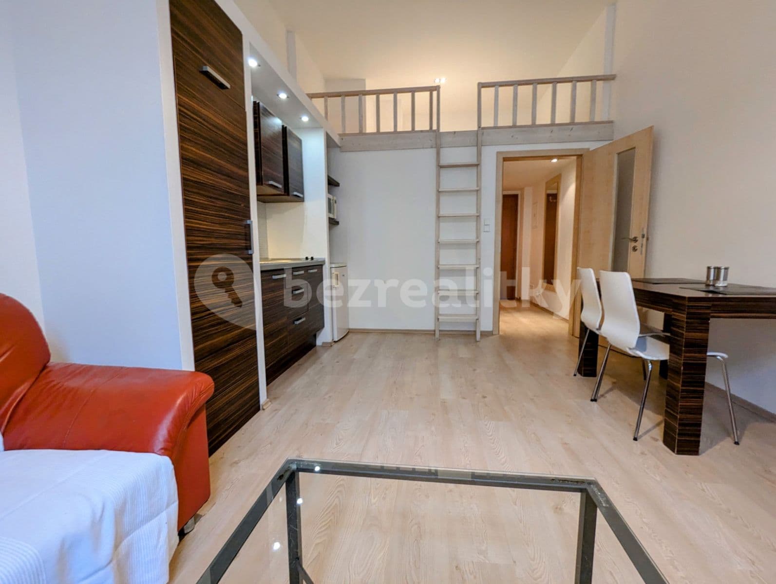 Prenájom bytu 1-izbový 36 m², Špitálská, Hradec Králové, Královéhradecký kraj Prenájom bytu 1-izbový 36 m², Špitálská, Hradec Králové, Královéhradecký kraj