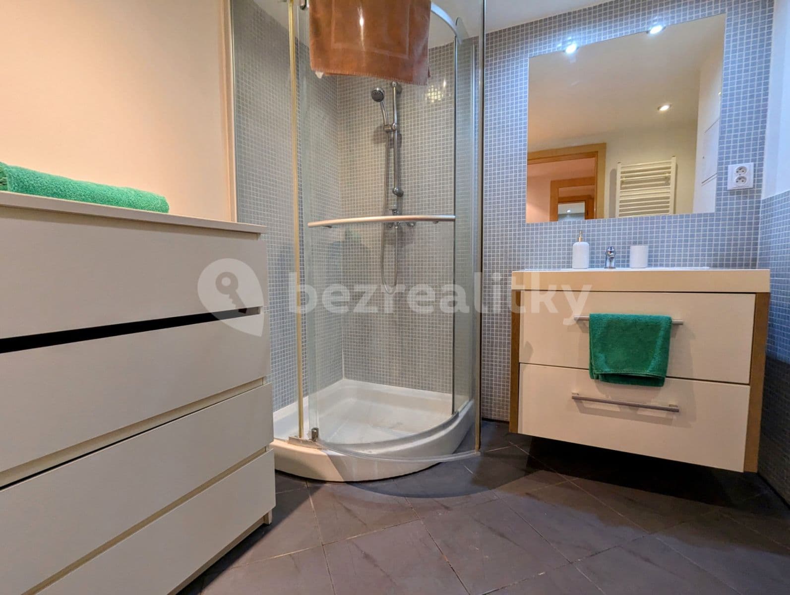 Prenájom bytu 1-izbový 36 m², Špitálská, Hradec Králové, Královéhradecký kraj Prenájom bytu 1-izbový 36 m², Špitálská, Hradec Králové, Královéhradecký kraj