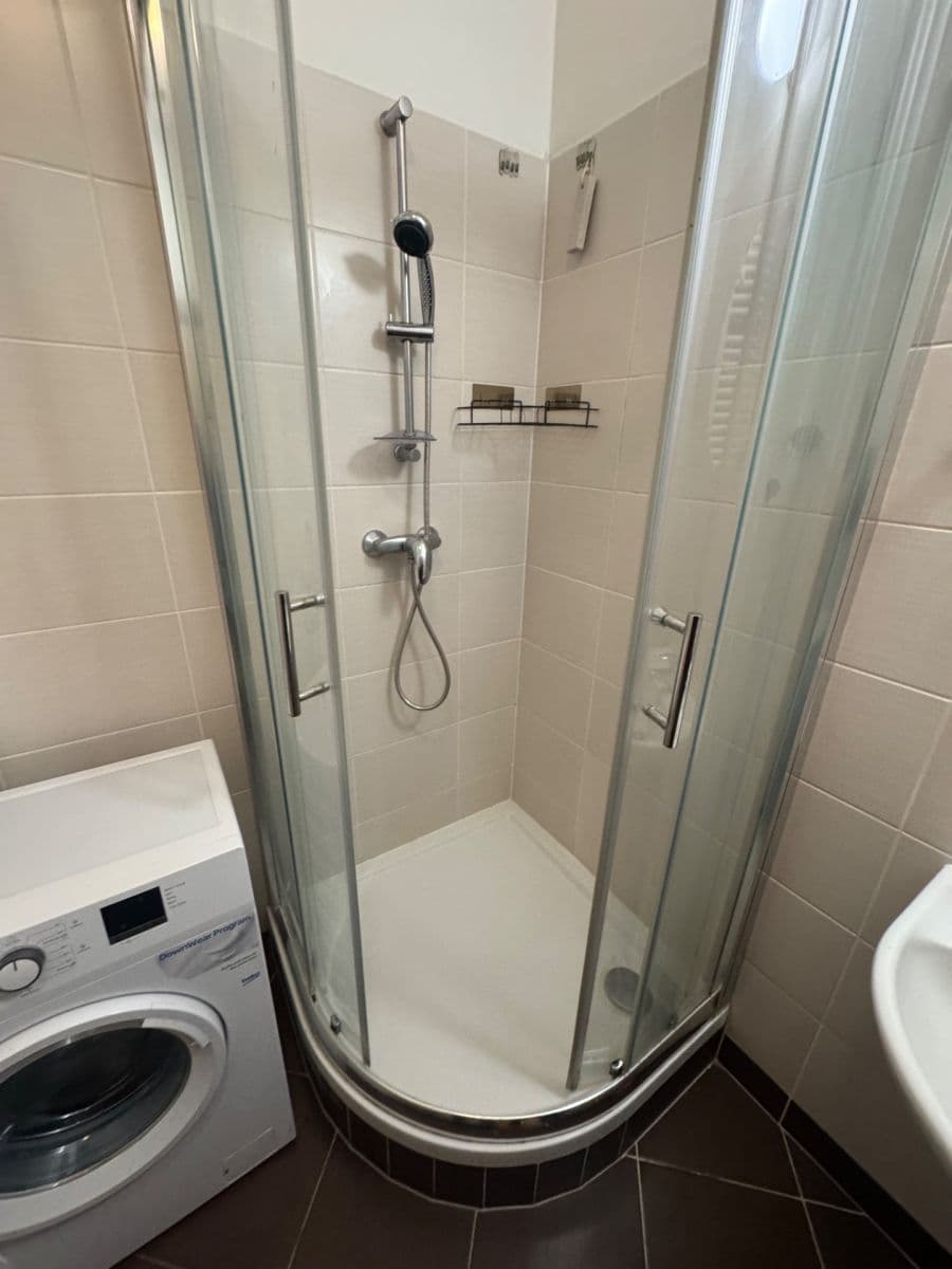 Prenájom bytu 1-izbový 30 m², Sazovicka, Praha, Praha Prenájom bytu 1-izbový 30 m², Sazovicka, Praha, Praha