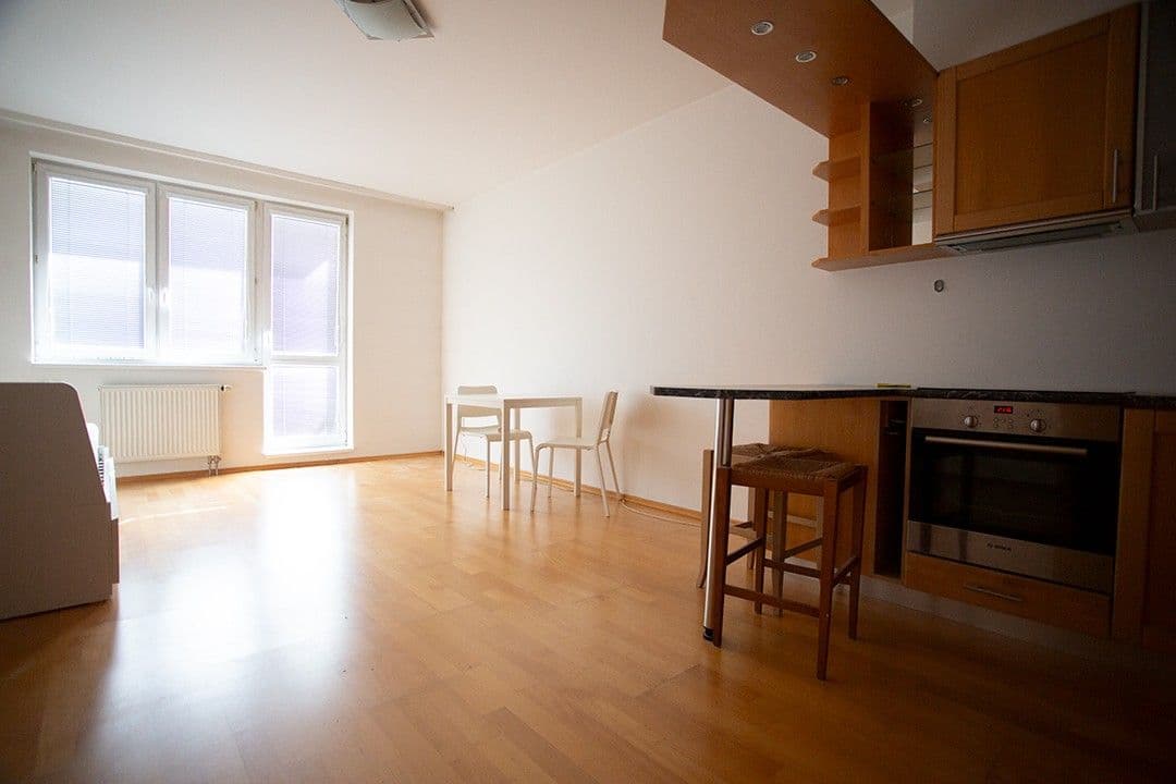 Prenájom bytu 1-izbový 38 m², Za valem, Praha, Praha Prenájom bytu 1-izbový 38 m², Za valem, Praha, Praha